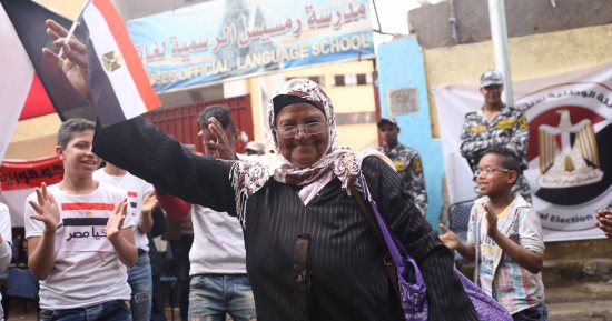 الناخبون يرقصون أمام لجان انتخابات الزيتون على الأغانى الوطنية