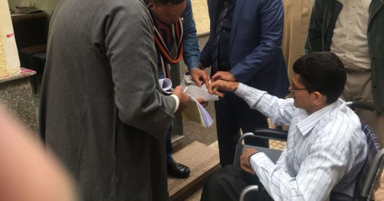 صور.. قاض فى الشرقية يذهب لكبار السن وذوى الاحتياجات خارج اللجنة للتصويت بالانتخابات