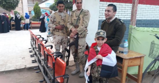 صور.. طفل يرتدى زيا عسكريا ويرفع علم مصر.. والسيدات تتوافد على لجان الغربية