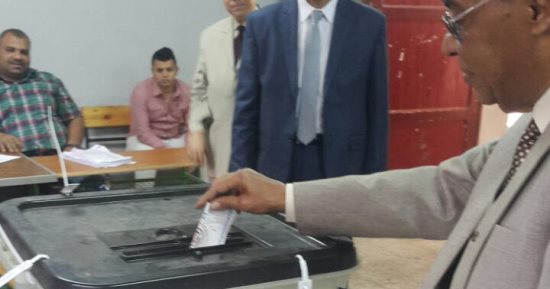 انتخابات الرئاسة 2018.. رئيس هيئة قضايا الدولة يدلى بصوته الانتخابى فى الدقى