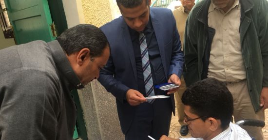 صور.. قاض بالشرقية يخرج باستمارة التصويت لمواطن من ذوى الاحتياجات الخاصة