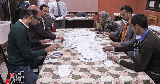 مؤشرات أولية.. السيسى يحصل على 1752 صوتا وموسى 48 فى لجنة 12 بالمنيا