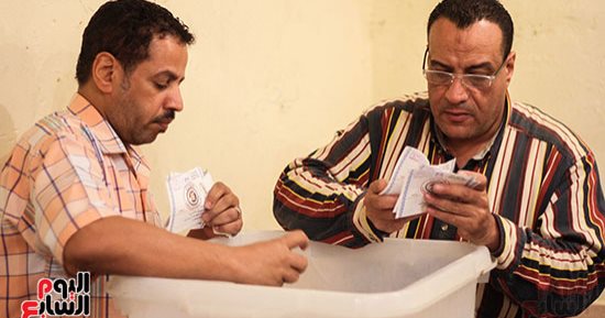 مؤشرات أولية.. السيسى 1717 صوتا مقابل 52 لموسى بلجنة 36 بالمنيب