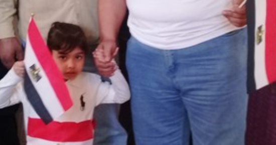 صور.. طفلة ترتدى تيشرت علم مصر داخل لجنة انتخابية فى بنى سويف