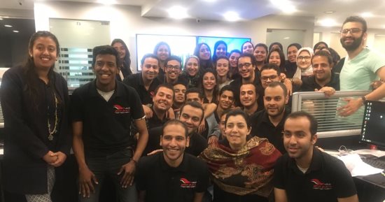 أمين تنظيم دعم مصر تلتقط صوره تذكارية مع فريق غرفة العمليات بالائتلاف 