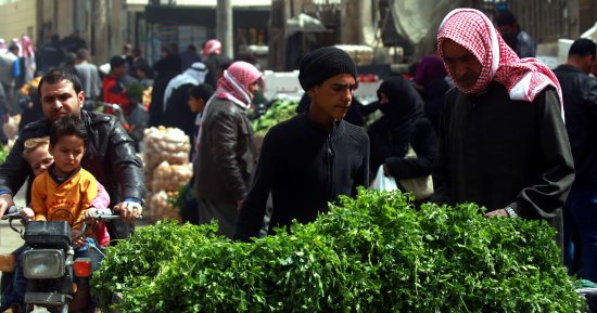 صور.. أهالى عفرين السورية يواصلون حياتهم فى منبج بعد الفرار من انتهاكات أردوغان