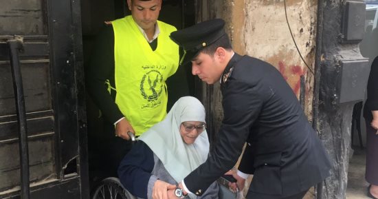 الأمن الإنساني.. الشرطة تساعد المواطنين في الظروف الطقسية السيئة بمطروح