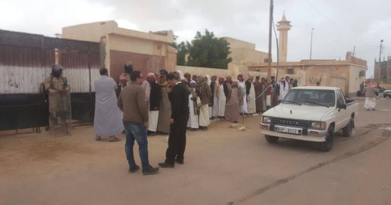 صور.. إقبال كبير من الناخبين بمدينتى برانى والنجيلة على لجان الانتخابات بمطروح