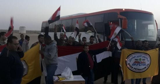 صور.. عمال حقل بدر للبترول يشاركون فى الانتخابات الرئاسية