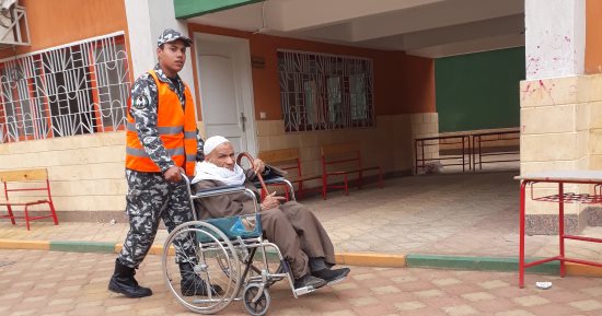 رجال القوات المسلحة يساعدون مسنا على الإدلاء بصوته فى بولاق أبو العلا