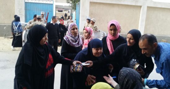صور.. إقبال كبير من سيدات السويس على اللجان الانتخابية