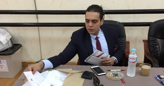 صور.. رئيس لجنة انتخابية بالزمالك يدلى بصوته بمقر اللجنة مع الأعضاء