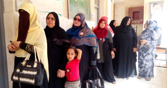 صور.. توافد المواطنين على اللجان الانتخابية بجنوب سيناء