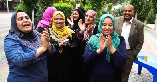 صور.. مسيرة نسائية تصل لجنة بنك النادى الأهلى بالعجوزة ويهتفون: تسلم الأيادى