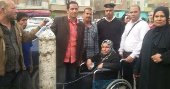 صور .. بخيتة شهدى تتحدى المرض وتذهب للجنة بأنبوبة الأكسجين فى السويس