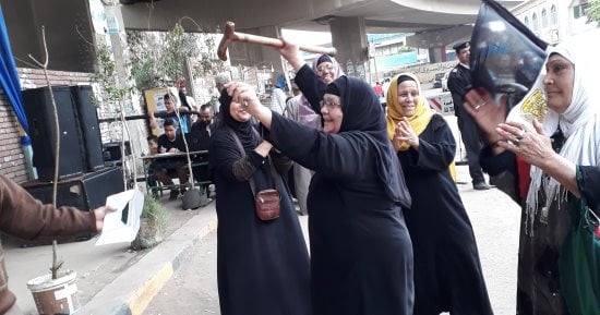 سيدة ترقص بالعصا أمام اللجان ببولاق الدكرور