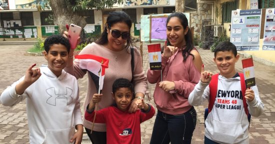 أهالى الزمالك يحتفلون أمام اللجان الانتخابية على أنغام "تسلم الأيادى"