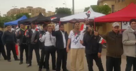 مواطنون ينظمون طوابير حاشدة أمام لجنة مدرسة سيزانبرواى بالتجمع