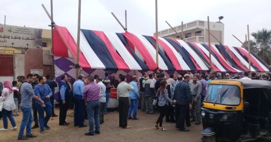 قارئ يشارك بصور الناخبين فى اليوم الثالث لانتخابات الرئاسة بمنطقة مسطرد