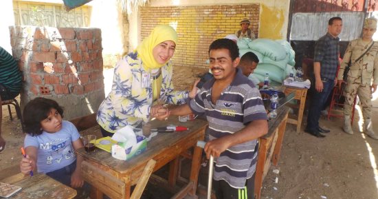 صور.. إقبال كبير لذوى الاحتياجات الخاصة على لجان الانتخابات بأسوان