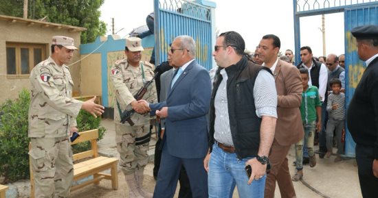 محافظ السويس يتفقد لجان حى الجناين فى آخر أيام الانتخابات الرئاسية (صور)