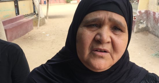 والدة أحد شهداء كنيسة مارجرجس تدلى بصوتها فى الانتخابات بالغربية 