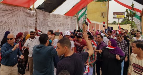 صور.. الشباب يتوافدون على اللجان الانتخابية بقليوب للإدلاء بأصواتهم