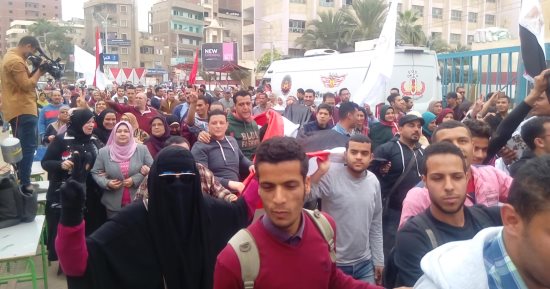 صور.. طلاب جامعة المنصورة فى مسيرة للدعوة للمشاركة فى الانتخابات