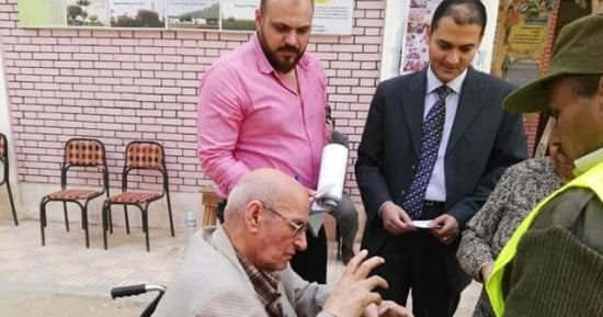 صور.. قاضٍ يخرج من لجنتة لمساعدة مسن فى المنوفية على التصويت