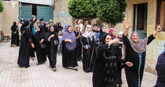 سيدات المنيا يتحدين الطقس السيئ ويٌقبلن على اللجان الانتخابية