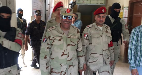 مساعد وزير الدفاع يتفقد لجان سوهاج والأهالى يستقبلونه بالأعلام.. فيديو وصور