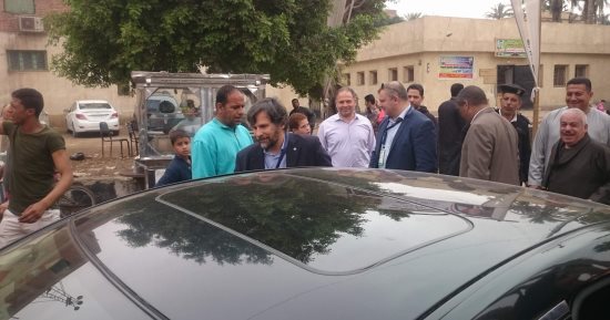 صور.. مراقبون أجانب يشيدون بإقبال المرأة على الانتخابات فى البدرشين
