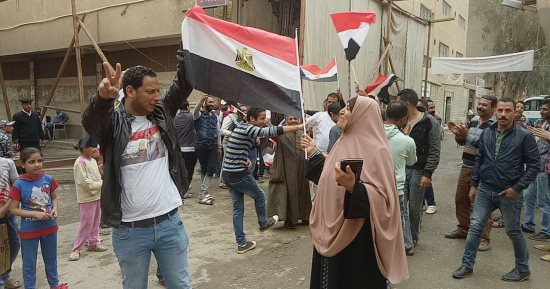 شاهد الحشود الشعبية بلجان عزبة النخل واحتفالات الناخبين بالعرس الديمقراطى
