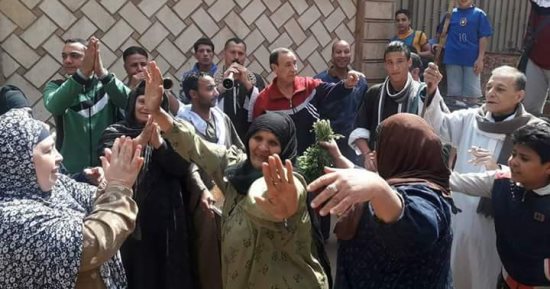 صور.. أهالى تفاهنا العزب يشاركون فى انتخابات الرئاسة على أنغام المزمار