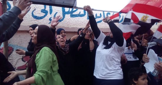 مظاهرة بهجة وحب ووطنية.. سيدات مصر القديمة يضيئن لجان الانتخاب