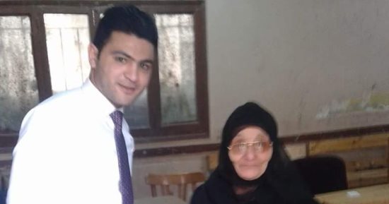 صور .. رئيس لجنة مدينة ههيا يساعد ناخبة مسنة فى الإدلاء بصوتها