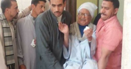 مسن يدلى بصوته فى الانتخابات محمولا بمركز المنشأة بسوهاج