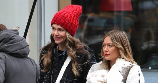 هيلاري داف وسوتون فوستر فى كواليس تصوير مسلسلهما "Younger" 