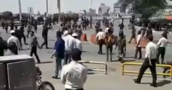 فيديو.. تظاهرات عرب الأحواز بعد حرق مقهى.. ورئيس النضال العربى يدعو للسلمية