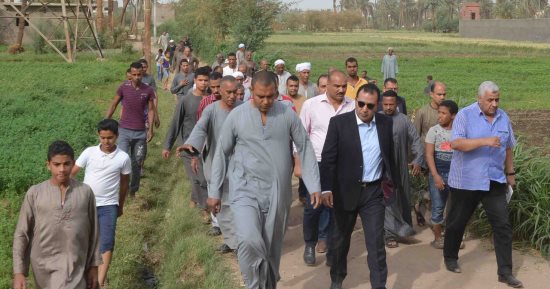 محافظ الأقصر يزور نجع الطينة للإستماع لمطالب الأهالى