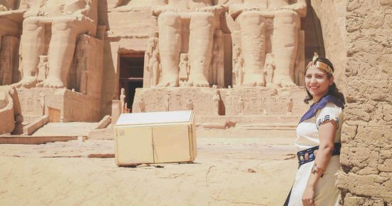 صور.. طالب آثار يشجع السياحة بـ"فوتوسيشن" فى معبد أبو سمبل بأسوان