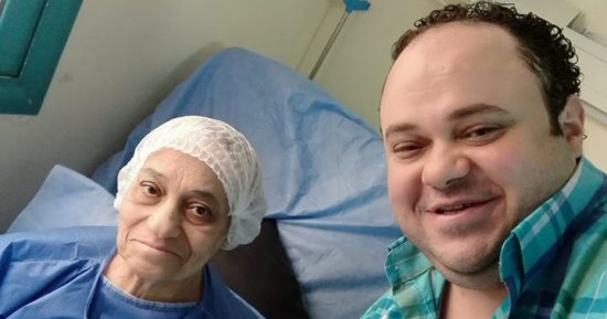 ماذا قال مدحت تيخة عن والدته قبل دخولها غرفة العمليات؟