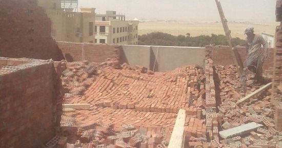 "مرافق البحر الأحمر" تزيل طابقا سكنيا مخالفا بأحد العقارات فى الغردقة