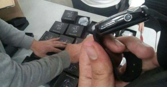 ضبط ساعات تجسس داخل طرد قادم من إسبانيا بمطار القاهرة.. صور