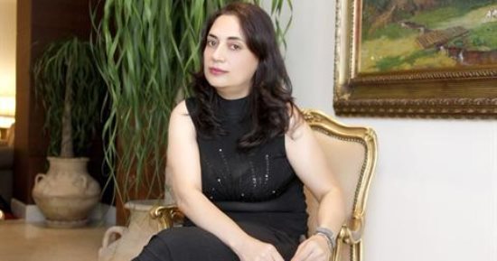 السورية مها حسن تنتظر صدور "حى الدهشة" الـ11 فى مسيرتها الروائية