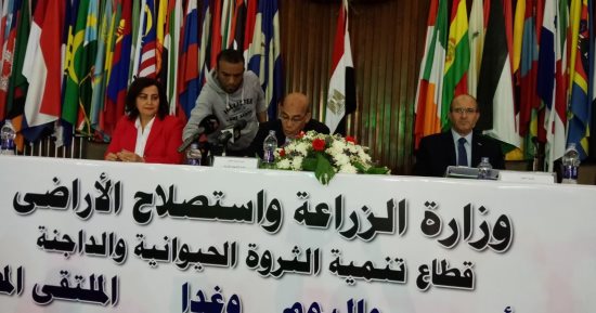 وزير الزراعة يفتتح ملتقى الثروة الحيوانية ويهنئ المصريين بنجاح الانتخابات