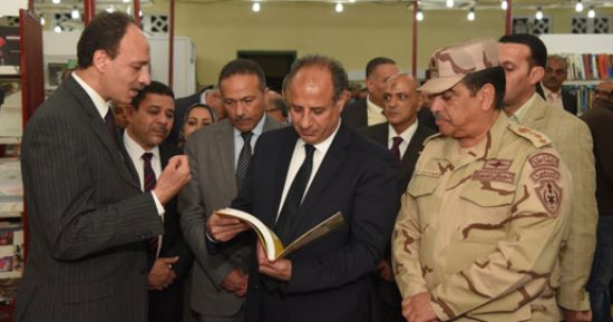 محافظ الاسكندرية  يشيد بالجهود من قبل القائمين على معرض الإسكندرية للكتاب