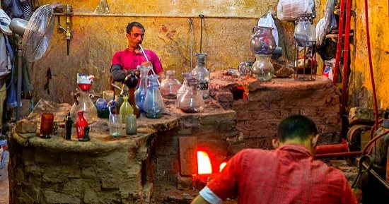 صورة اليوم.. صناعة الزجاج حرفة شعارها "النفخ للجدعان"