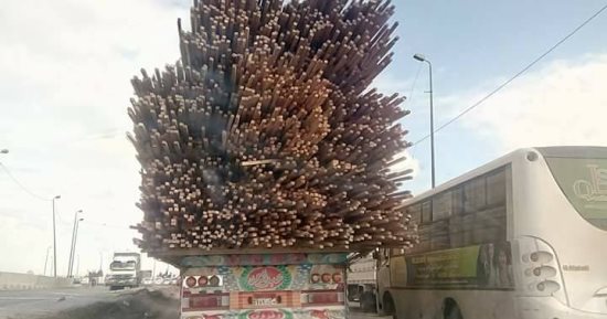 قارئ يرصد سيارة نقل بحمولات زائدة على الطريق الدولى الساحلى بالإسكندرية