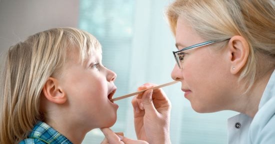 تعرفي على أعراض إصابة طفلك بالتهاب اللوزتين  